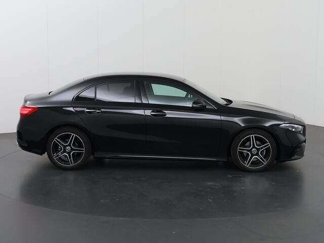 Mercedes-Benz A-KLASSE 180 Star Edition | AMG | Night | Keyless | Sfeerverlichting | Stoelverwarming | Achteruitrijcamera |
