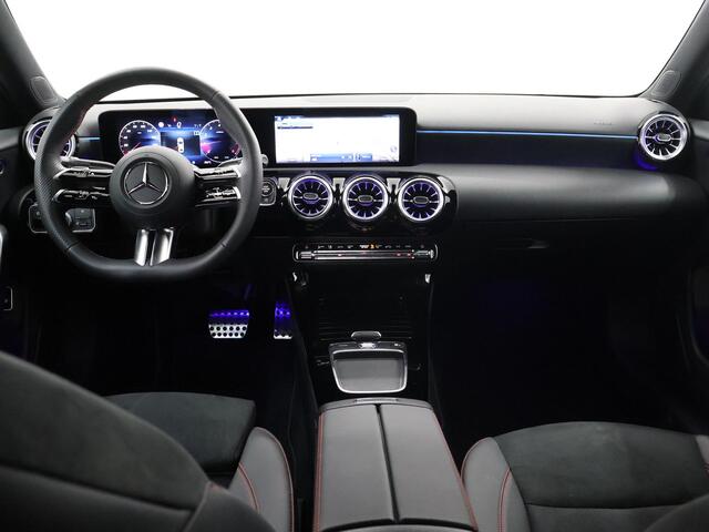 Mercedes-Benz A-KLASSE 180 Star Edition | AMG | Night | Keyless | Sfeerverlichting | Stoelverwarming | Achteruitrijcamera |