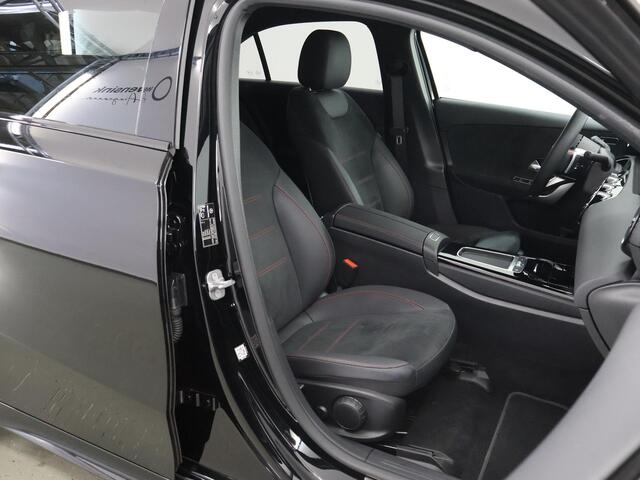 Mercedes-Benz A-KLASSE 180 Star Edition | AMG | Night | Keyless | Sfeerverlichting | Stoelverwarming | Achteruitrijcamera |