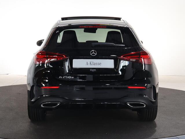 Mercedes-Benz A-KLASSE 250e Business Solution AMG | Dodehoekassistent | Panoramaschuifdak | 360°-camera | 19 inch AMG-velgen |