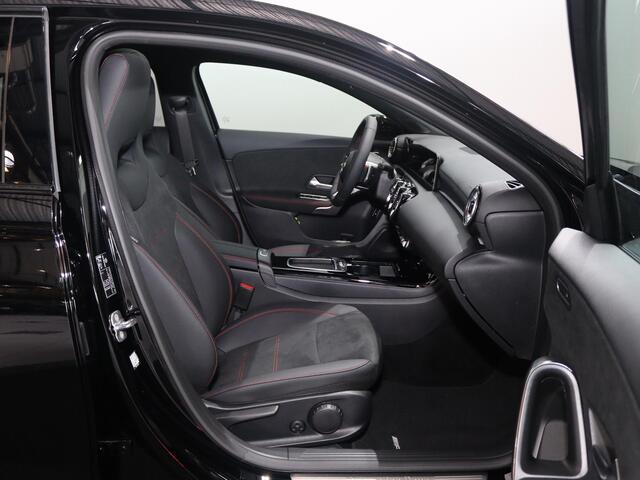 Mercedes-Benz A-KLASSE 250e Business Solution AMG | Dodehoekassistent | Panoramaschuifdak | 360°-camera | 19 inch AMG-velgen |