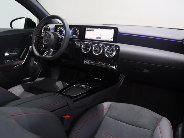 Mercedes-Benz A-KLASSE 250e Business Solution AMG | Dodehoekassistent | Panoramaschuifdak | 360°-camera | 19 inch AMG-velgen |