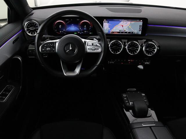 Mercedes-Benz A-KLASSE 250 e AMG Line | Widescreen | Camera | Sfeerverlichting | Stoelverwarming | Full-LED | Navigatie | DAB+ | Cruise control