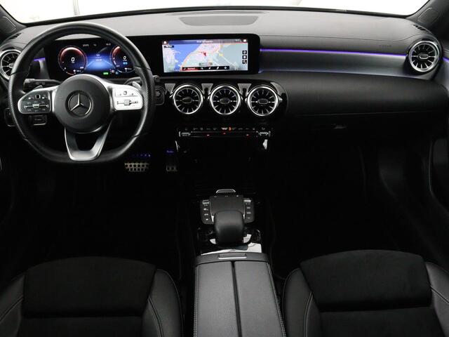 Mercedes-Benz A-KLASSE 250 e AMG Line | Widescreen | Camera | Sfeerverlichting | Stoelverwarming | Full-LED | Navigatie | DAB+ | Cruise control
