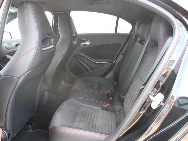Mercedes-Benz A-KLASSE 180 Sport Edition AUTOMAAT / Trekhaak Afneembaar (1200 KG) / Navigatie + Apple Carplay/Android Auto / Dealer Onderhouden / Achteruitrijcamera / Stoelverwarming /