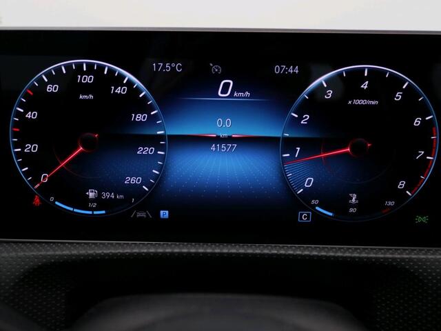 Mercedes-Benz A-KLASSE 160 AMG Sportpakket | Parkeerpakket met Camera | Led Verlichting | Cruise Controle | MBUX Navigatie | Inclusief 24 maanden Mercedes-Benz Certified garantie voor Europa.