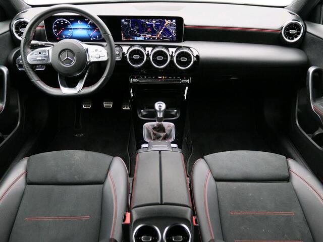 Mercedes-Benz A-KLASSE 160 AMG Sportpakket | Parkeerpakket met Camera | Led Verlichting | Cruise Controle | MBUX Navigatie | Inclusief 24 maanden Mercedes-Benz Certified garantie voor Europa.