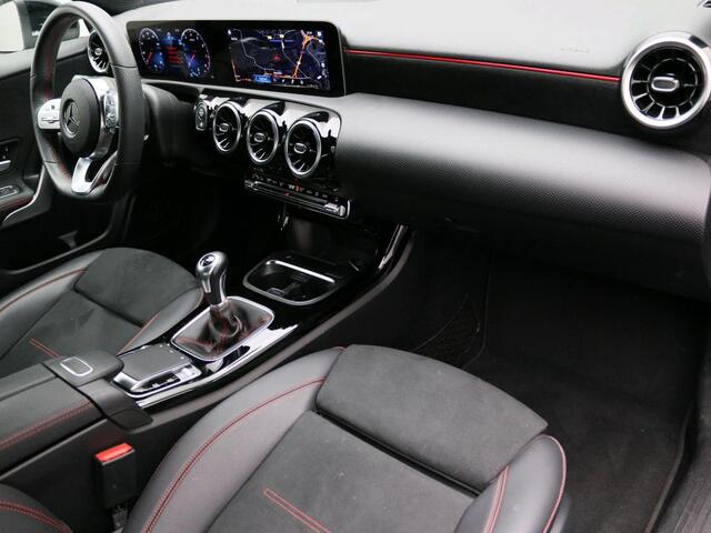 Mercedes-Benz A-KLASSE 160 AMG Sportpakket | Parkeerpakket met Camera | Led Verlichting | Cruise Controle | MBUX Navigatie | Inclusief 24 maanden Mercedes-Benz Certified garantie voor Europa.