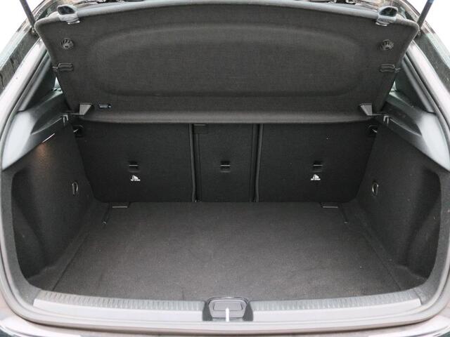 Mercedes-Benz A-KLASSE 160 AMG Sportpakket | Parkeerpakket met Camera | Led Verlichting | Cruise Controle | MBUX Navigatie | Inclusief 24 maanden Mercedes-Benz Certified garantie voor Europa.