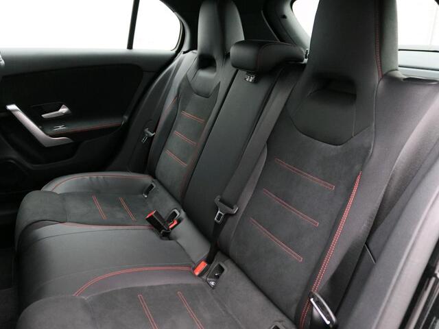 Mercedes-Benz A-KLASSE 160 AMG Sportpakket | Parkeerpakket met Camera | Led Verlichting | Cruise Controle | MBUX Navigatie | Inclusief 24 maanden Mercedes-Benz Certified garantie voor Europa.