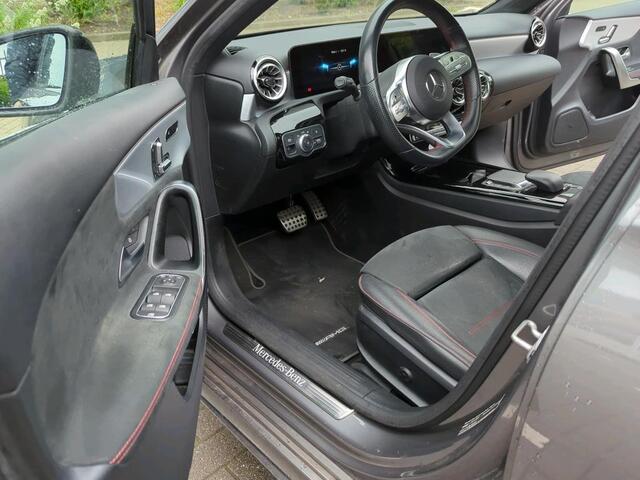 Mercedes-Benz A-KLASSE 180 Business Solution AMG NL AUTO | PANO | STOELVERW | CAMERA |
