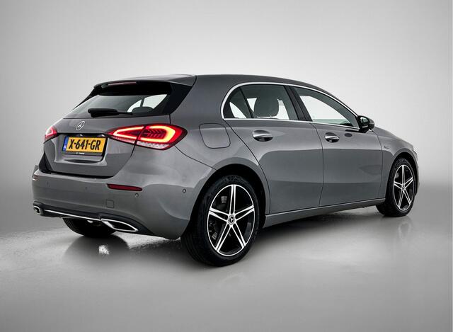 Mercedes-Benz A-KLASSE 250 e Premium Plus | Panoramadak | 5 spaaks lichtmetalen velgen | Wide screen | Navigatie | Parking support | Inclusief 24 maanden Mercedes-Benz Certified garantie voor Europa.