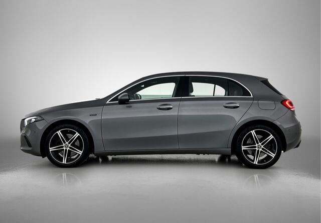Mercedes-Benz A-KLASSE 250 e Premium Plus | Panoramadak | 5 spaaks lichtmetalen velgen | Wide screen | Navigatie | Parking support | Inclusief 24 maanden Mercedes-Benz Certified garantie voor Europa.