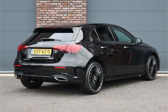 Mercedes-Benz A-KLASSE 250 e AMG Line Aut8 | Distronic | Burmester | Keyless Go | Verwarmd Stuurwiel | Camera | Multibeam LED | Sfeerverlichting | Nightpakket | Zitcomfortpakket |