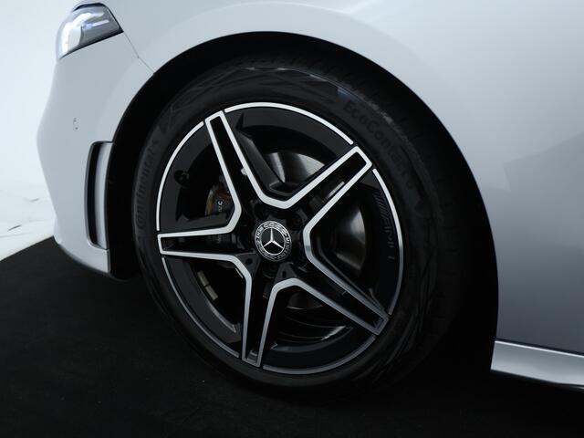 Mercedes-Benz A-KLASSE 180 Business Solution AMG | Achteruitrijcamera | Nightpakket | Sfeerverlichting | Inclusief 24 maanden MB Certified garantie voor Europa.