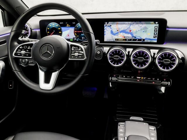 Mercedes-Benz A-KLASSE 250 e Business Solution Luxury 218Pk Automaat (GROOT NAVI, SFEERVERLICHTING, WIDESCREEN, CAMERA, LEDER, STOELVERWARMING, SPORTSTOELEN, CRUISE, LANE ASSIST, NIEUWSTAAT)
