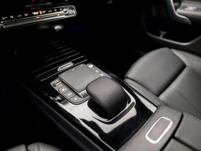 Mercedes-Benz A-KLASSE 250 e Business Solution Luxury 218Pk Automaat (GROOT NAVI, SFEERVERLICHTING, WIDESCREEN, CAMERA, LEDER, STOELVERWARMING, SPORTSTOELEN, CRUISE, LANE ASSIST, NIEUWSTAAT)