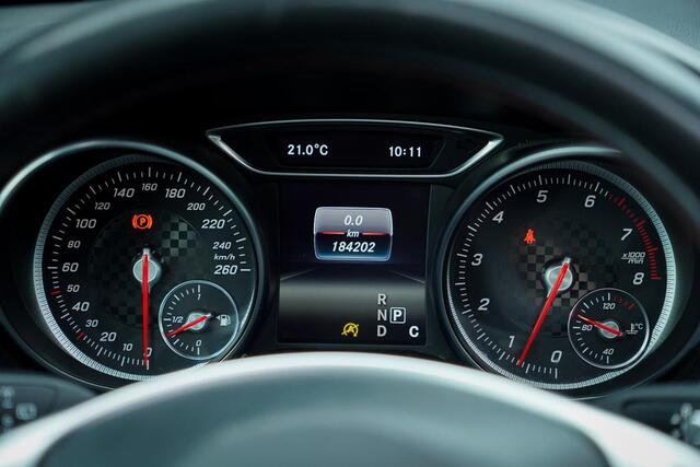 Mercedes-Benz A-KLASSE 180 Ambition / AMG / Pano / Licht&Zicht / Led