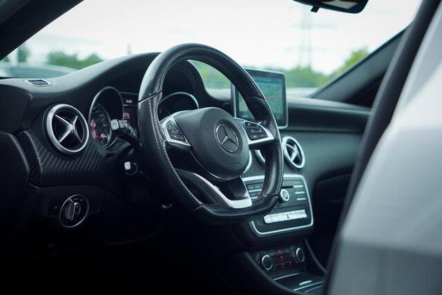 Mercedes-Benz A-KLASSE 180 Ambition / AMG / Pano / Licht&Zicht / Led