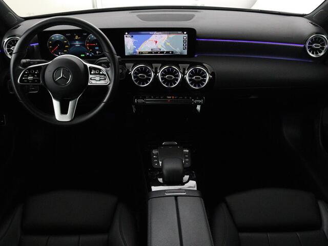 Mercedes-Benz A-KLASSE 250e Urban | Leder | Stoelverwarming | Trekhaak | Camera | Sfeerverlichting | Widescreen | Park Assist | Navigatie | Full LED