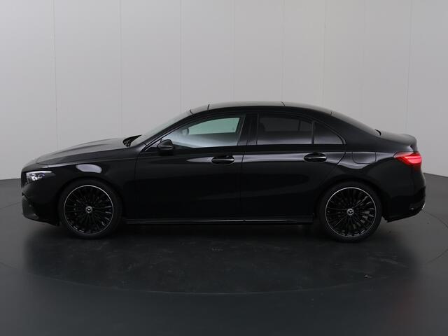 Mercedes-Benz A-KLASSE Limousine 180 Star Edition AMG Line | Panoramadak | Night pakket | Camera | Winterpakket