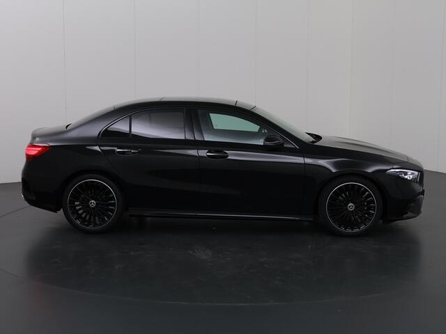 Mercedes-Benz A-KLASSE Limousine 180 Star Edition AMG Line | Panoramadak | Night pakket | Camera | Winterpakket