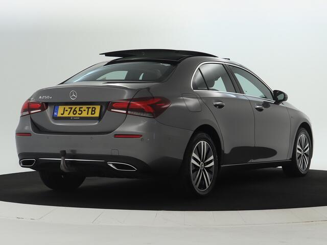 Mercedes-Benz A-KLASSE 250 e Business Solution Luxury Limited | Panoramadak | Trekhaak | Memorystoelen | Multibeam LED | Sfeerverlichting | Inclusief 24 maanden MB Certified garantie voor Europa.
