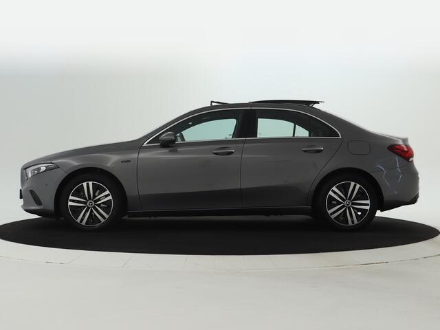 Mercedes-Benz A-KLASSE 250 e Business Solution Luxury Limited | Panoramadak | Trekhaak | Memorystoelen | Multibeam LED | Sfeerverlichting | Inclusief 24 maanden MB Certified garantie voor Europa.