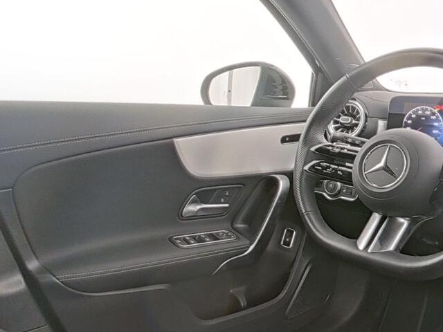 Mercedes-Benz A-KLASSE 250 e AMG Face Lift Plug-In Hybride | AMG Line | Night Pakket | Trekhaak | Lederen Bekleding | Panorama Schuif-Kanteldak | Sfeerverlichting | Inclusief 24 maanden MB Certified garantie voor Europa.