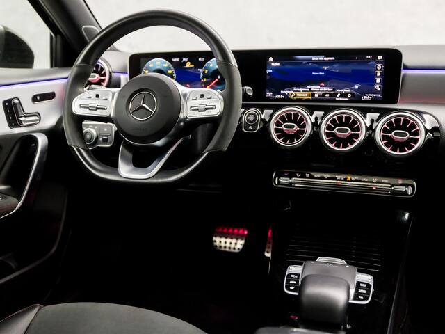 Mercedes-Benz A-KLASSE 220 4MATIC AMG 191Pk Automaat (SCHUIFDAK, APPLE CARPLAY, MEMORY SEATS, BURMESTER, SFEERVERLICHTING, LEDER/ALCANTARA, 360 CAMERA, ADAPTIVE CRUISE, KEYLESS, NIEUWSTAAT)