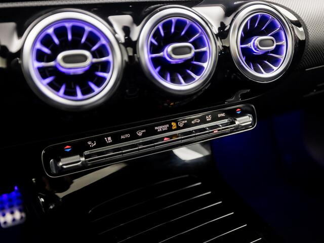 Mercedes-Benz A-KLASSE 220 4MATIC AMG 191Pk Automaat (SCHUIFDAK, APPLE CARPLAY, MEMORY SEATS, BURMESTER, SFEERVERLICHTING, LEDER/ALCANTARA, 360 CAMERA, ADAPTIVE CRUISE, KEYLESS, NIEUWSTAAT)