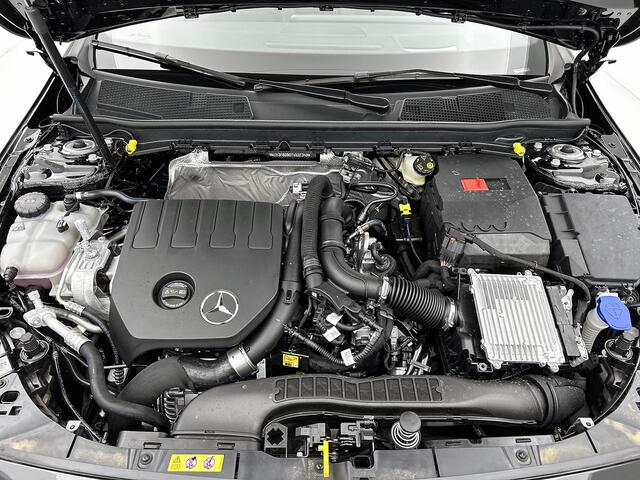Mercedes-Benz A-KLASSE 180 Business Solution AMG | Nightpakket | Parkeerpakket met 360°-camera | Premium Plus pakket | KEYLESS GO | Head-up display | Dodehoekassistent | Sfeerverlichting | Head-up display | Extra USB-poorten |