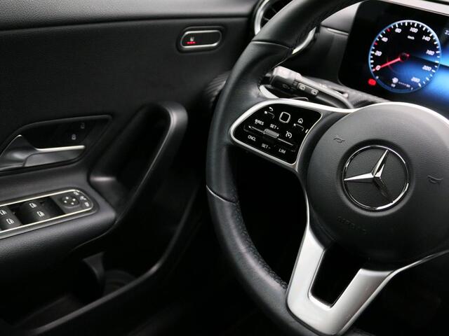 Mercedes-Benz A-KLASSE 180 Ledkoplampen | Volledig digitaal display | Achteruitrijcamera | Spieghel Pakket | Licht- en zicht pakket. Inclusief 24 maanden MB Certified garantie voor Europa.