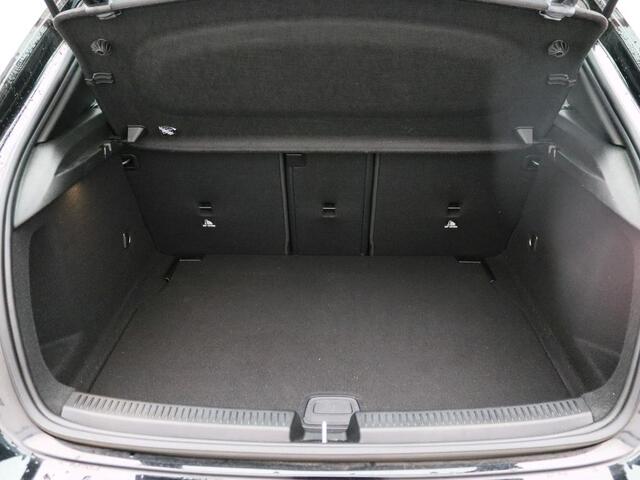 Mercedes-Benz A-KLASSE 180 Ledkoplampen | Volledig digitaal display | Achteruitrijcamera | Spieghel Pakket | Licht- en zicht pakket. Inclusief 24 maanden MB Certified garantie voor Europa.