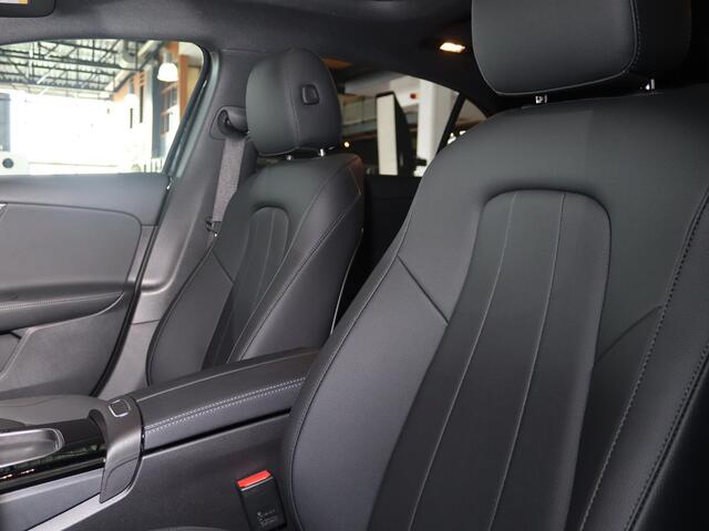 Mercedes-Benz A-KLASSE 180 Star Edition Luxury Line | Panoramadak | Achteruitrijcamera | Stoelverwarming | Widescreen | Sfeerverlichting |