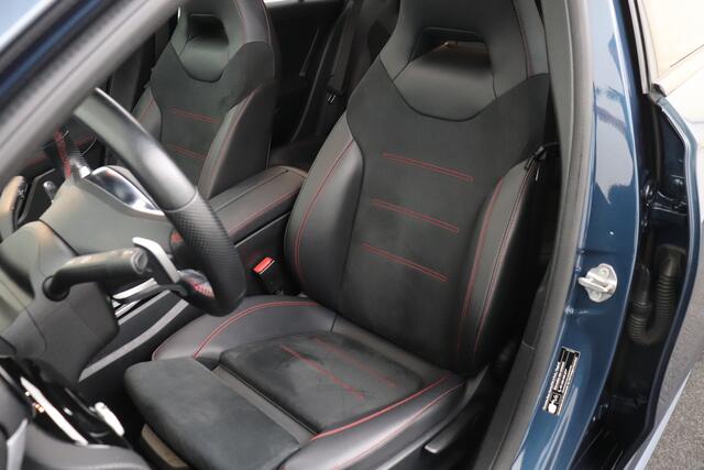 Mercedes-Benz A-KLASSE 180 Aut. AMG Night Pano-dak Memory Camera Sfeerverlichting