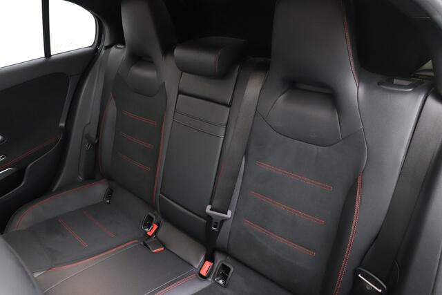 Mercedes-Benz A-KLASSE 180 Aut. AMG Night Pano-dak Memory Camera Sfeerverlichting