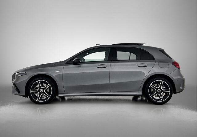 Mercedes-Benz A-KLASSE 250 e Business Solution AMG | Nightpakket | Parkeerpakket met achteruitrijcamera | KEYLESS GO | Spiegelpakket | EASY PACK achterklep | Extra USB-poorten | Sfeerverlichting | MULTIBEAM LED |