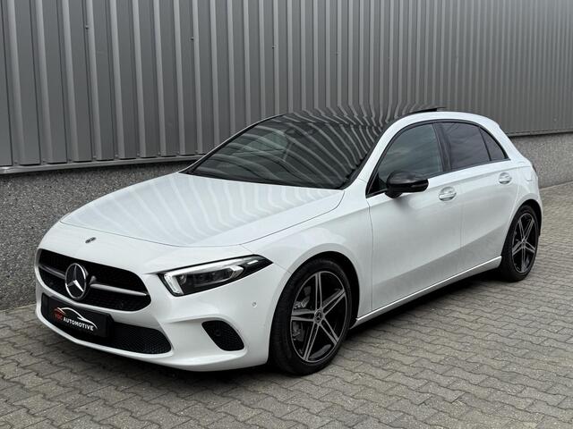 Mercedes-Benz A-KLASSE 200 Pano | Keyless | Widescreen | Sfeerverlichting | Multibeam LED | Camera | Carplay | Soundsystem | Night | Spiegelpakket | Digitaalwit Metallic