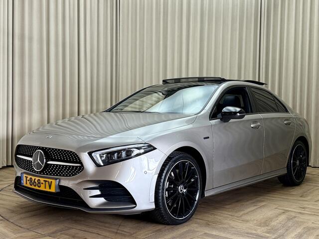 Mercedes-Benz A-KLASSE 250 e *AMG* Panoramadak / Burmester / Ambient / Adapt. Cruise / Memory / LED / Leder / Camera / Navigatie / 18'' LMV