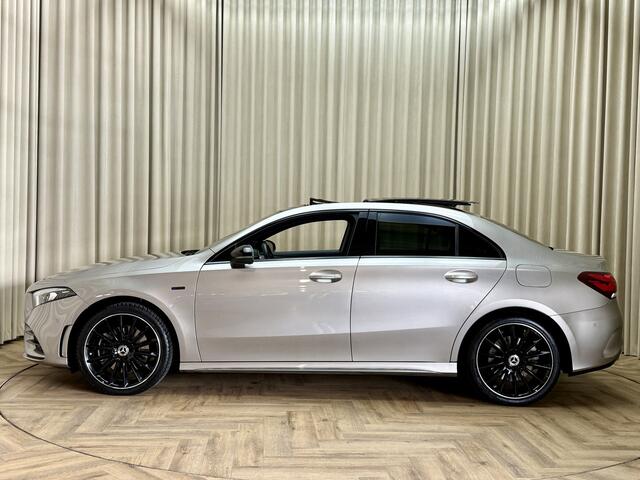 Mercedes-Benz A-KLASSE 250 e *AMG* Panoramadak / Burmester / Ambient / Adapt. Cruise / Memory / LED / Leder / Camera / Navigatie / 18'' LMV