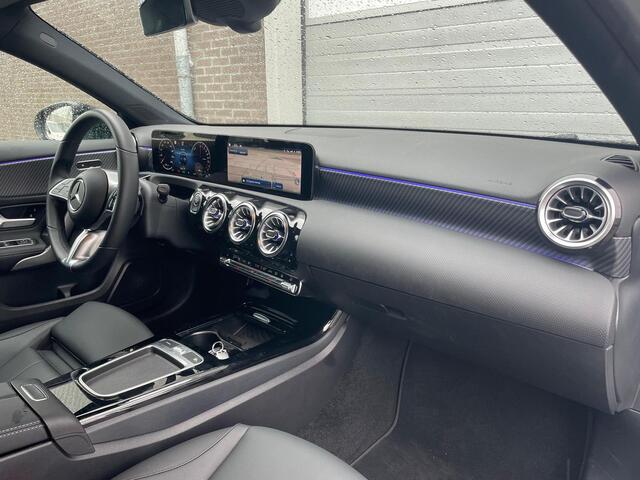 Mercedes-Benz A-KLASSE 250 e | Panoramadak | Night Pakket | MULTIBEAM LED Koplampen | Apple CarPlay | Android Auto | Sfeerverlichting | Stoelverwarming | Achteruitrijcamera | Elektrisch Inklapbare Buitenspiegels