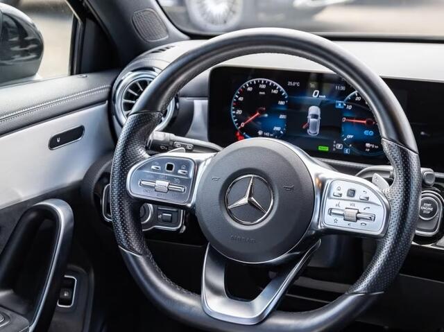 Mercedes-Benz A-KLASSE 250 e AMG ** LED, MBUX+, 19-inch LMV, NIGHT- & SPIEGEL PACK ** 1e EIG - UNFALLFREI - JUNGE STERNE ** ** INFORMEER OOK NAAR ONZE AANTREKKELIJKE FINANCIAL-LEASE TARIEVEN **