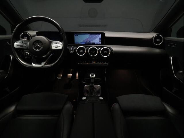 Mercedes-Benz A-KLASSE 160 AMG Sport [SCHUIFKANTELDAK, CAMERA, PDC V+A, APPLE CARPLAY, ANDROID AUTO, CRUISE CONTROL, NAVIGATIE, AIRCONDITIONING, AMG PAKKET, NIEUWSTAAT]