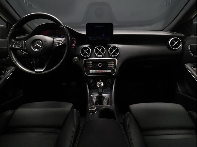 Mercedes-Benz A-KLASSE 180 Business Solution [CAMERA, PDC ACHTER, CRUISE CONTROL, BLUETOOTH, AMG STOELEN, NAVIGATIE, AIRCONDITIONING, LED, NIEUWSTAAT]