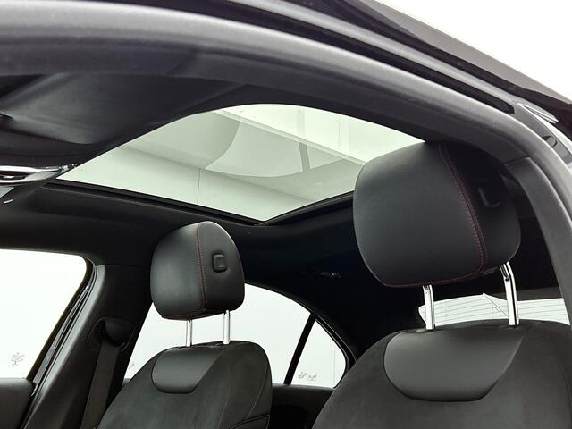 Mercedes-Benz A-KLASSE 220 AMG Limousine Premium Plus | Nightpack | 19 inch Black Multispaaks | Panorama Schuif-kanteldak | Memory Electr. voorstoelen | Sfeerverlichting | Inclusief 24 maanden MB Certified garantie voor Europa.