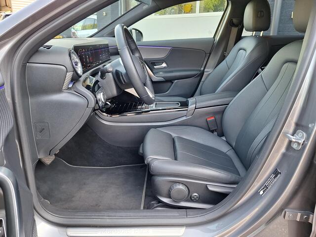 Mercedes-Benz A-KLASSE Limousine 180 Star Edition Luxury | Trekhaak | Achteruitrijcamera | Multibeam LED | Widescreen | Sfeerverlichting | Keyless-GO