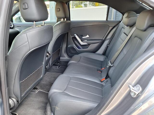 Mercedes-Benz A-KLASSE Limousine 180 Star Edition Luxury | Trekhaak | Achteruitrijcamera | Multibeam LED | Widescreen | Sfeerverlichting | Keyless-GO