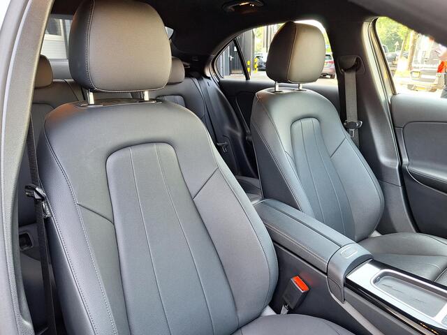 Mercedes-Benz A-KLASSE Limousine 180 Star Edition Luxury | Trekhaak | Achteruitrijcamera | Multibeam LED | Widescreen | Sfeerverlichting | Keyless-GO