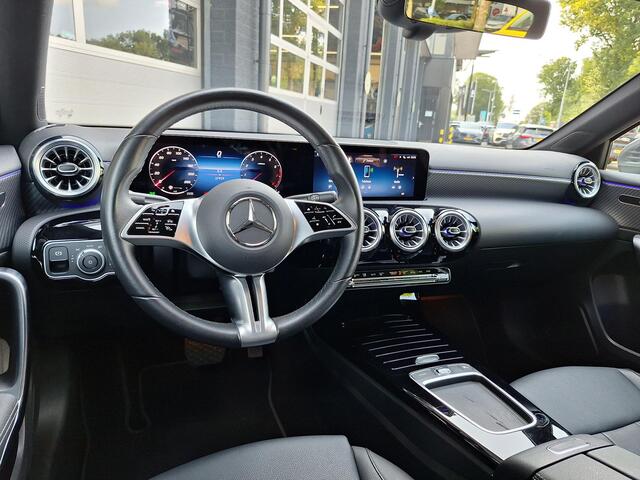 Mercedes-Benz A-KLASSE Limousine 180 Star Edition Luxury | Trekhaak | Achteruitrijcamera | Multibeam LED | Widescreen | Sfeerverlichting | Keyless-GO